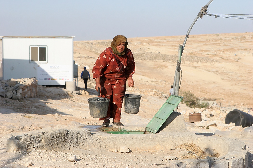 Ngôi làng không có hệ thống cấp nước nên người dân phải đi xách nước giếng để sử dụng hàng ngày.