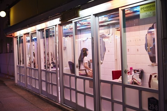 Gái làng chơi tại phố đèn đỏ ở đường 558 thuộc quận Cheongnyangni, miền đông Seoul. Yonhap cho biết, đây từng là nơi nổi tiếng nhất Hàn Quốc giai đoạn thập niên 80 - 90, quy tụ hơn 1.000 gái mại dâm. Ảnh: WSJ