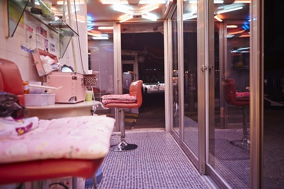 Bên trong một buồng chờ tiếp khách tại quận Cheongnyangni. Năm 2007, Bộ Gia đình và Bình đẳng giới Hàn Quốc cho biết, khoảng 270.000 phụ nữ Hàn Quốc là gái mại dâm, phần lớn trong độ tuổi 20 đến 30. Lợi nhuận của ngành công nghiệp tình dục khoảng 14 nghìn tỷ won (khoảng <abbr class=