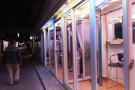  Cách đây 10 năm, Hàn Quốc chính thức xem mại dâm là hành vi bất hợp pháp. Chính phủ tăng cường thắt chặt kiểm soát các địa điểm nhạy cảm, triệt phá nhà chứa, xử phạt hành chính thật nặng đối với người mua và bán dâm. Song song đó, nhà nước cũng giúp đỡ những gái mại dâm tìm công việc mới để tránh quay lại nghề cũ. Ảnh: WSJ