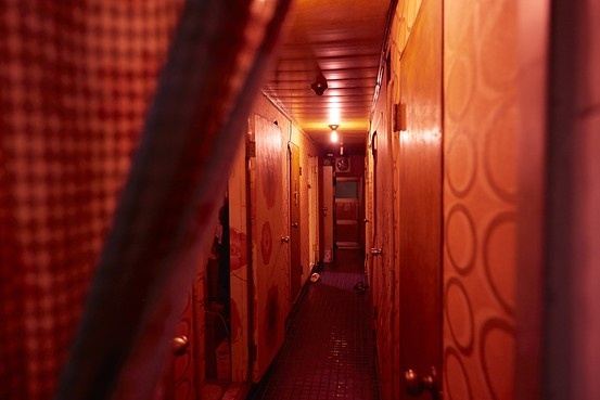 Phòng ngủ để tiếp khách của các cô gái trong phố đèn đỏ Cheongnyangni. Do chiến dịch trấn áp của chính quyền nên số lượng nhà chứa ở Seoul giảm mạnh. Ảnh: WSJ