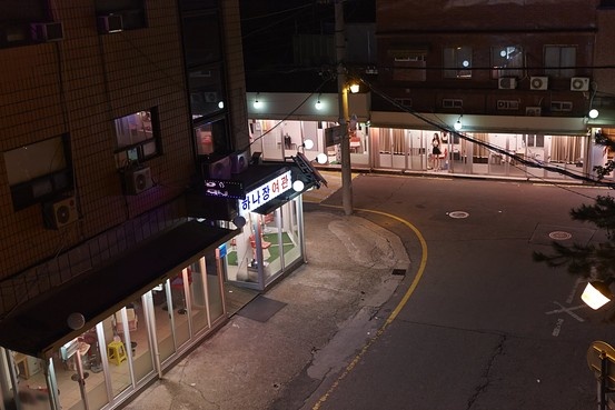 Dẫu vậy, những nhà quan sát ngành công nghiệp tình dục ở Hàn Quốc cho biết, mại dâm trá hình vẫn phát triển ẩn dưới những hình thức kinh doanh hợp pháp như tiệm massage hoặc quán bar. Ảnh: WSJ