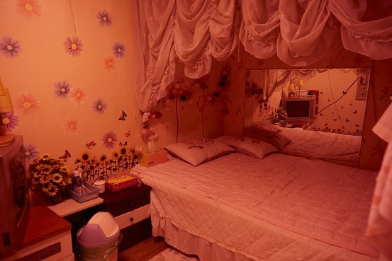 Khách đến những khu phố đèn đỏ cũng vắng dần. Một phần vì họ lo ngại cảnh sát có thể bất ngờ kiểm tra và truy bắt. Mặt khác, nhiều cô gái đã chuyển từ việc ngồi chờ trong các buồng kính sang lên mạng tìm kiếm khách hàng để bảo đảm giao dịch diễn ra kín kẽ hơn. Ảnh: WSJ