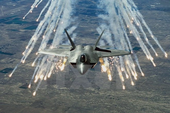 My lan dau trien khai may bay chien dau F-22 tai chau Au hinh anh