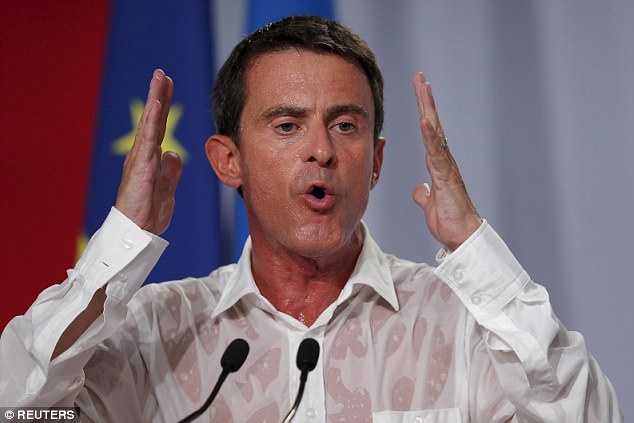 Thủ tướng Manuel Valls gặp người dân hồi cuối tuần qua. Ảnh: