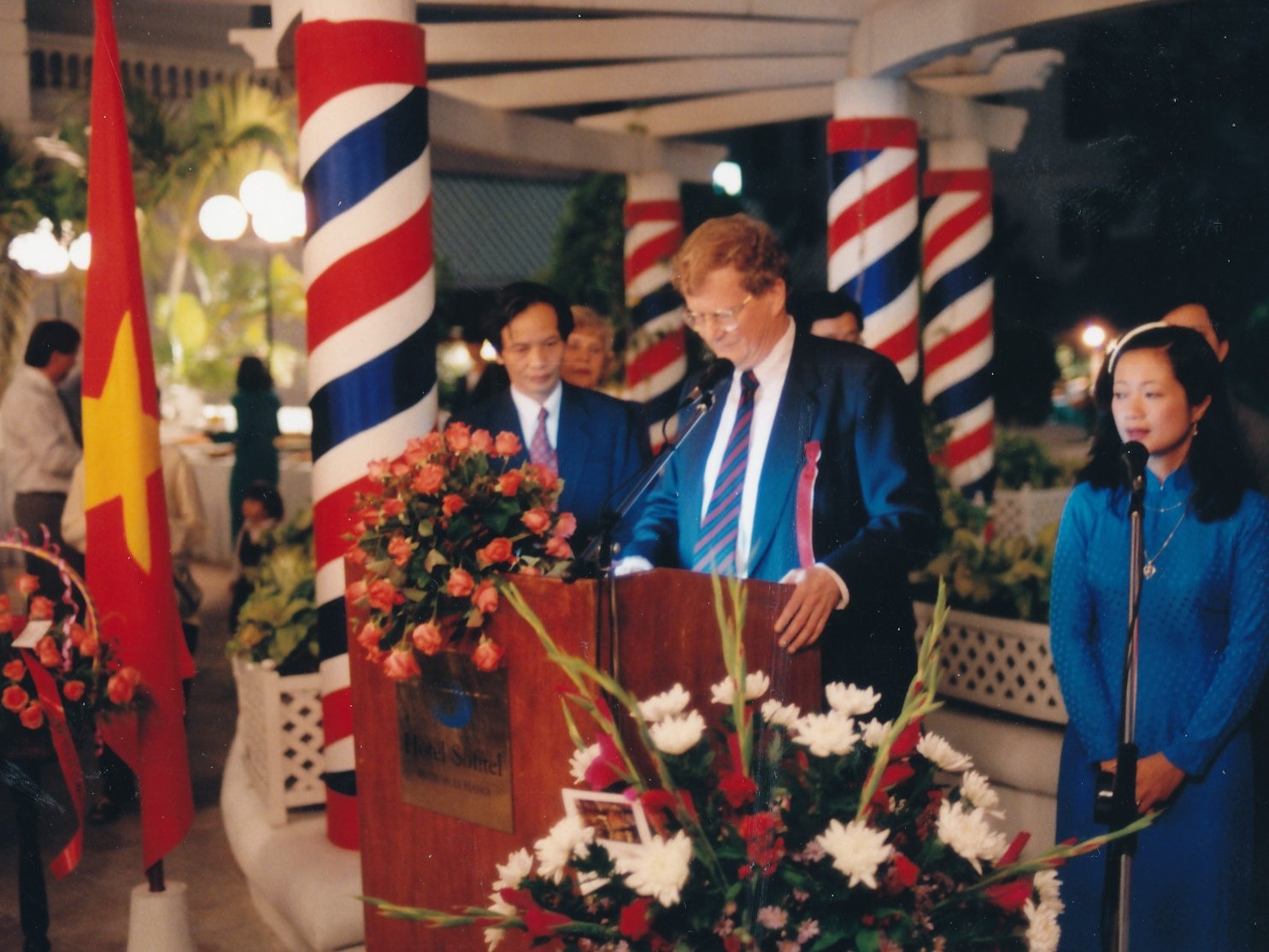 Đại sứ Jens Otterbech trong ngày lễ quốc khánh của Na Uy, ngày 17/5/1997 tổ chức ở khách sạn Metropole tại Hà Nội.