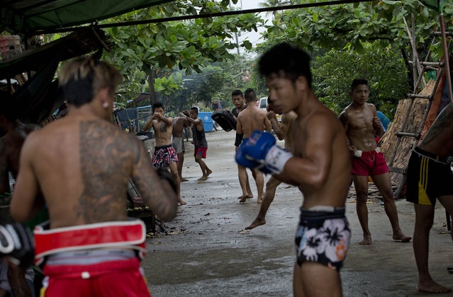Những thành viên trong nhóm tập luyện đều đặn mỗi sáng. Phần lớn họ đến từ vùng nông thôn, ăn ở và sinh hoạt tại một ngôi chùa trong quá trình chuẩn bị cho các giải đấu.