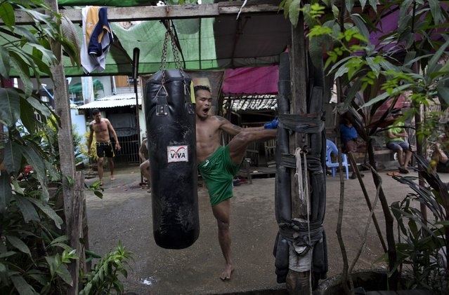 Phần lớn dụng cụ tập luyện đều thô sơ và cũ. Những lốp xe buộc chặt vào một cột gõ để làm túi tập đấm bốc.