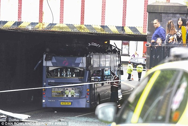 Xe buýt bị mất phần mái sau khi đi dưới cầu vượt thấp. Ảnh: