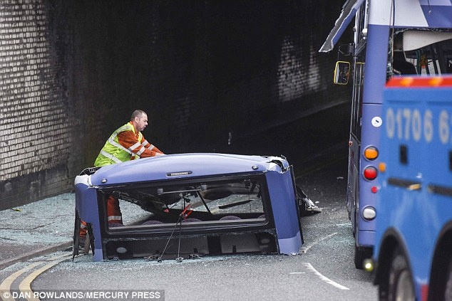 Xe buyt tach doi khi di duoi cau o Anh hinh anh