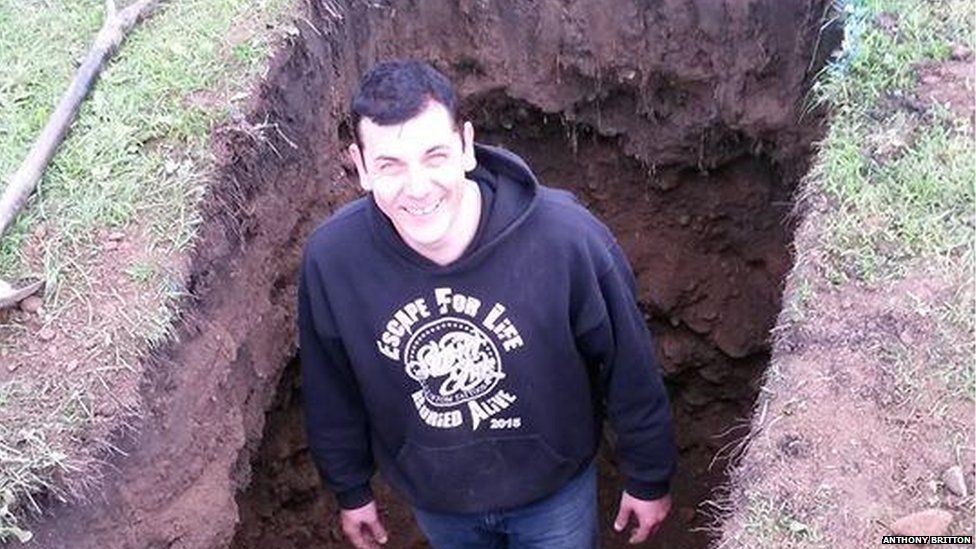 Trai nghiem can ke tu than khi bi chon song hinh anh