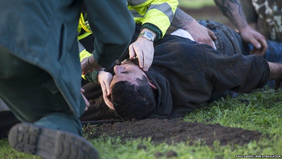 Britton bất tỉnh khi được kéo ra khỏi hố đất. Ảnh: BBC