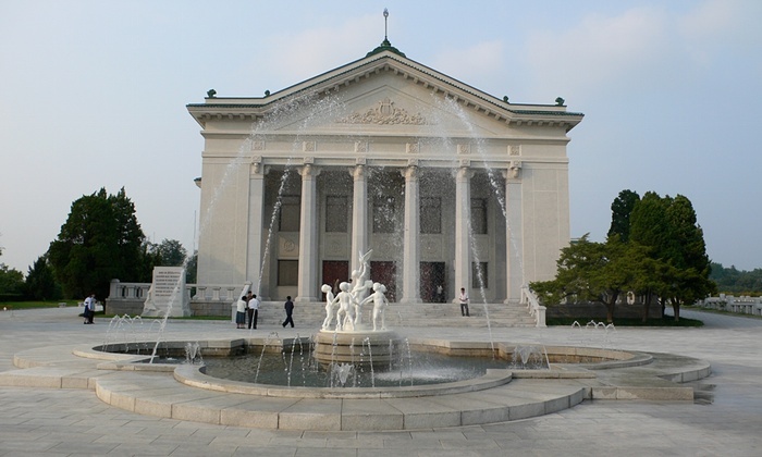 Nhà hát Moranbong được trùng tu lại vào năm 1954 sau khi nó bị phá hủy trong chiến tranh. Cuộc họp quốc hội đầu tiên của Triều Tiên diễn ra tại đây. Trong dịp này, các nghị sĩ đã bầu ông Kim Il Sung là chủ tịch nước. Ảnh: Koryo