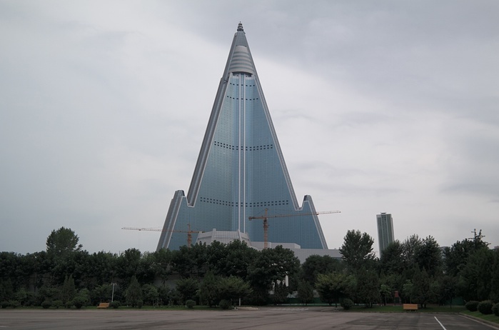 Khách sạn Ryugyong bắt đầu xây từ năm 1987. Công trình này có 3.000 phòng, dự định khánh thành vào dịp kỷ niệm 100 năm ngày sinh của ông Kim Il Sung hồi năm 2012, nhưng đến nay vẫn chưa hoàn thành. Ảnh: Guardian