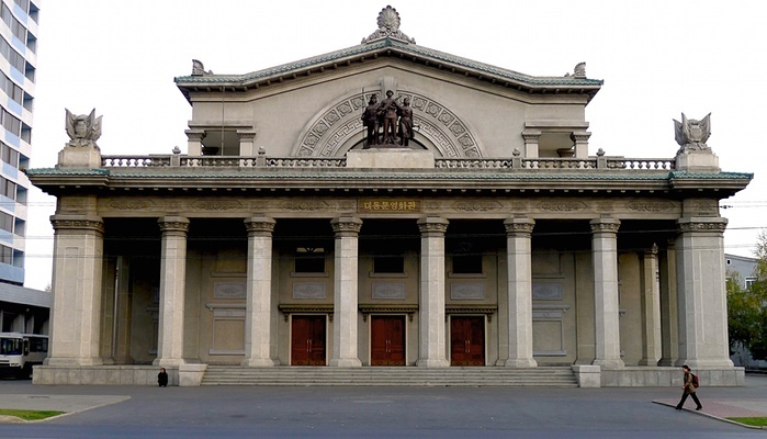 Rạp chiếu phim Taedongmun xây xong năm 1955 và trùng tu vào năm 2008. Ảnh: Koryo