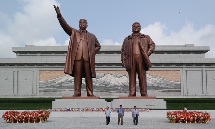 Công trình đài tưởng niệm Mansudae khởi công vào năm 1972. Nơi đây đặt hai tượng đồng cao 20 m của ông Kim Il Sung và Kim Jong Il. Ảnh: Guardian