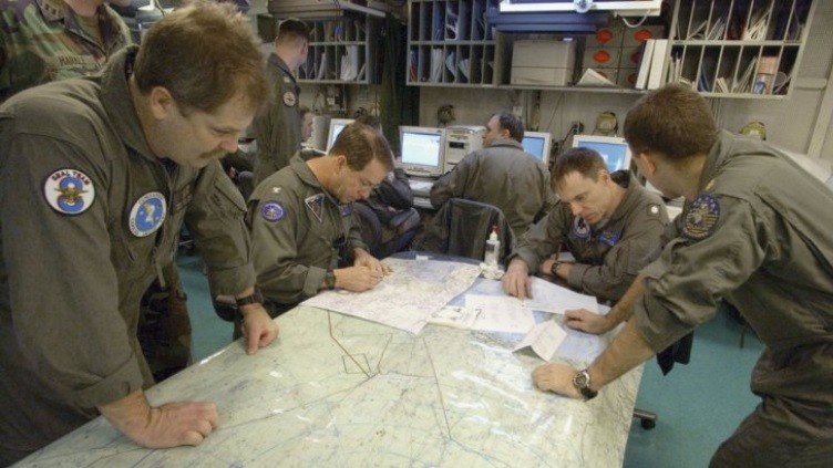 Sau khi nhận thông tin tàu lạ nguy hiểm, tất cả các sĩ quan tình báo và tác chiến trên tàu sân bay cùng họp bàn kế hoạch. 