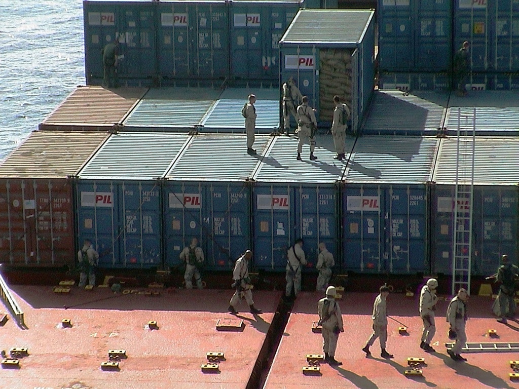 Sau khi đã khống chế những đối tượng ở phòng điều khiển, đặc nhiệm SEAL kiểm tra toàn bộ con tàu để tìm kiếm kẻ đồng lõa nếu có.