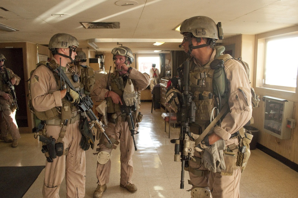  Khi hoàn thành nhiệm vụ, các binh sĩ tập trung ở một địa điểm và yêu cầu trực thăng đến chở họ quay về tàu sân bay.