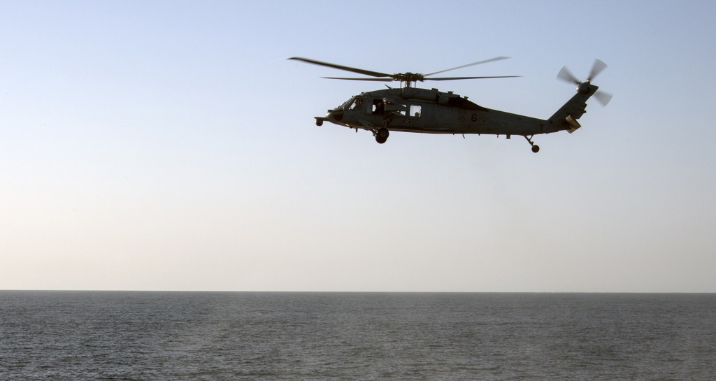 Lúc này, trực thăng HH-60 sẽ đưa các lính đặc nhiệm SEAL đến tàu mục tiêu.