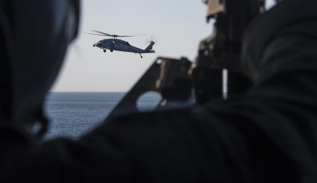 Thông thường, hải quân chỉ cần triển khai 2 chiếc HH-60 là đủ để vận chuyển số lính đặc nhiệm cần thiết. Nó bay ở độ cao thấp và tiếp cận tàu mục tiêu từ phía sau.