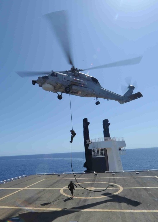 Sau khi đến nơi, trực thăng thả lính SEAL xuống đuôi tàu kẻ thù.