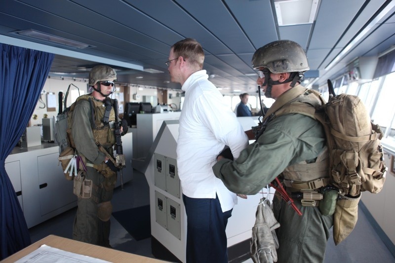 Một điều kiện tiên quyết khi tiếp cận đối phương là duy trì yếu tố bất ngờ của đội đặc nhiệm. Nếu tình huống diễn ra đúng dự tính, binh sĩ Mỹ chỉ cần vô hiệu hóa kẻ thù. Nếu kế hoạch gặp sự cố, lính Mỹ cũng sẵn sàng đáp trả bằng vũ lực.