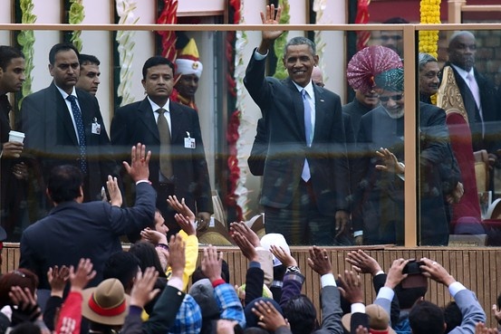 Tổng thống Obama chào người dân Ấn Độ thông qua lớp kính chống đạn trong chuyến thăm hồi tháng 1/2015. Ảnh: WSJ