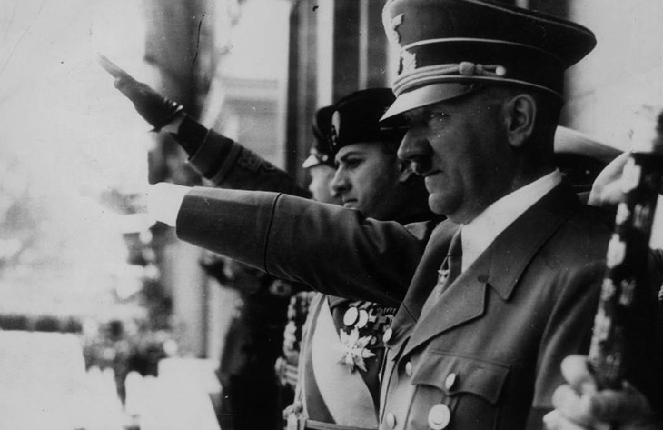 Cảm hứng để Hitler nuôi ria mép theo kiểu chúng ta vẫn thấy về y được cho là xuất phát từ danh hài Charlie Chaplin. Năm 1923, thư ký báo chí của y, Tiến sĩ Sedgwick khuyên y bỏ ria kiểu này. Y trả lời: “Nếu bây giờ đó chưa phải là mốt thì sau này sẽ là mốt vì tôi để ria như vậy!”. Ảnh: Getty