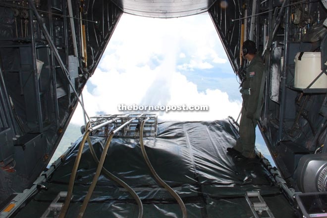 Nhân viên không quân kiểm tra lại các bình đựng dung dịch muối để làm mưa nhân tạo. Malaysia đã áp dụng tạo mưa nhân tạo từ năm 1979 để dập các đám cháy rừng lớn hoặc làm giảm ô nhiễm không khí. 