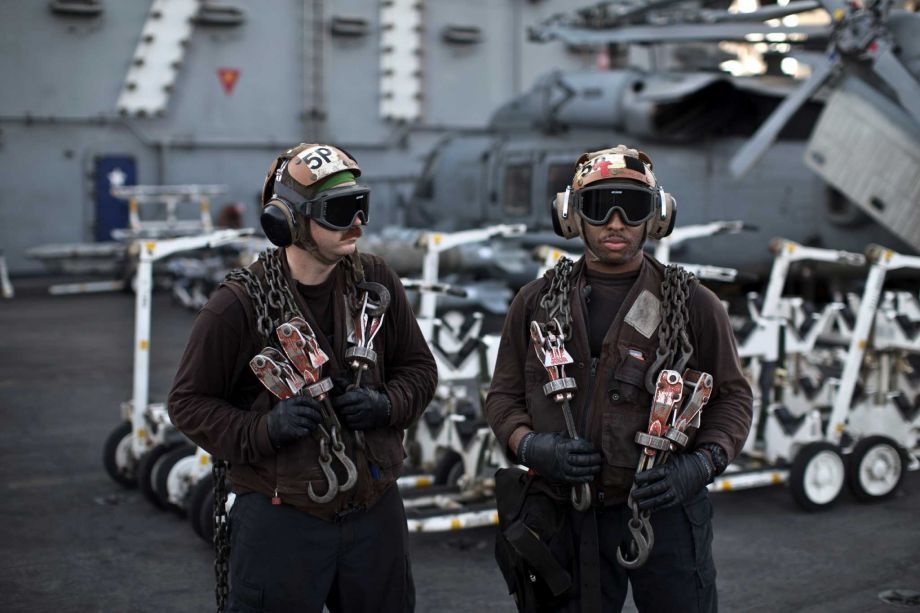 Các binh sĩ trên tàu sân bay USS Theodore Roosevelt với nhiệm vụ chuẩn bị cho các chuyến bay tiêu diệt mục tiêu IS ở Iraq và Syria hàng ngày. Tàu neo ở ngoài khơi Vịnh Persian, chở khoảng 5.000 người gồm binh sĩ không quân thuộc Hải quân Mỹ và các thủy thủ.
