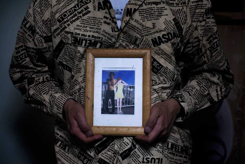 Một thanh niên khoe ảnh chụp cùng bạn gái ảo tên Manaka. Ngày càng nhiều thanh niên Nhật Bản chuộng hình thức hẹn hò với nhân vật ảo trong trò chơi điện thử, điển hình như trò Love Plus.