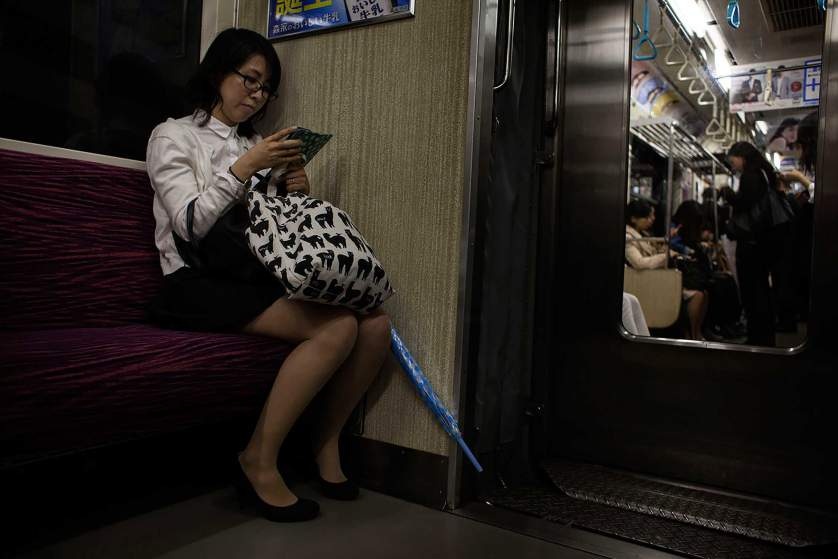 Trong khi đó, cô Hitomi chỉ trò chuyện với tình nhân trong game mỗi khi đi xe điện đến chỗ làm hoặc về nhà.