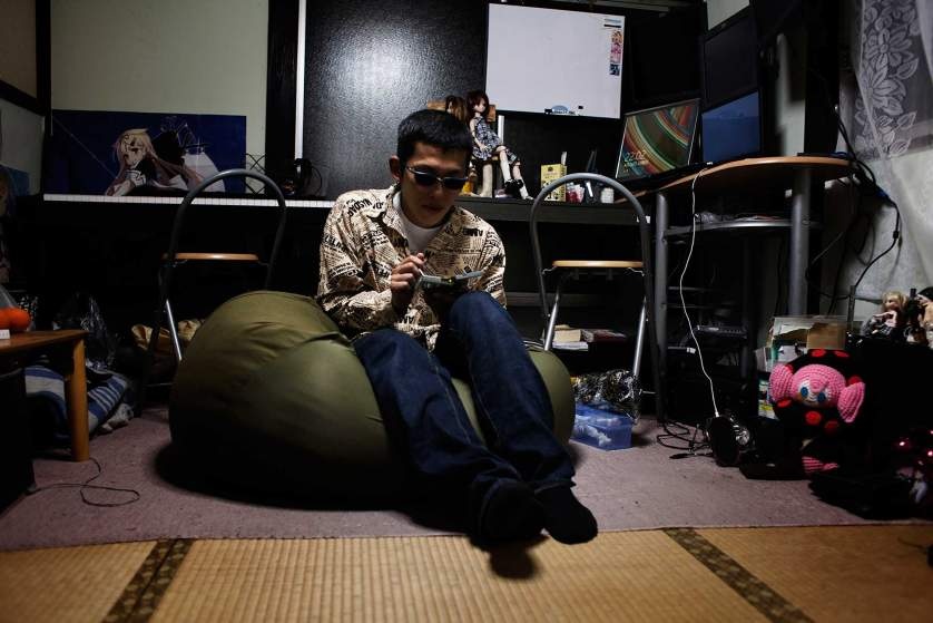 Anh ta thuê một căn phòng trong ngôi nhà gần chỗ làm. Vì mưu sinh, anh buộc phải rời quê hương để làm ăn xa. Do sống một mình nên trò chơi hẹn hò ảo và nhân vật Manaka trở thành 