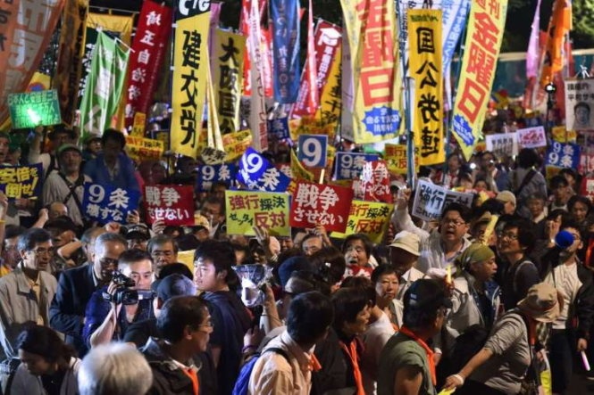 Nhat thong qua luat an ninh gay tranh cai hinh anh