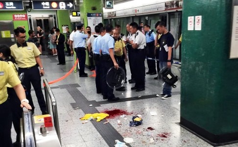 Tan cong bang dao o ga tau dien Hong Kong, 3 nguoi bi thuong hinh anh