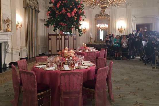 My dung ban tiec mau hong dai chu tich Trung Quoc hinh anh