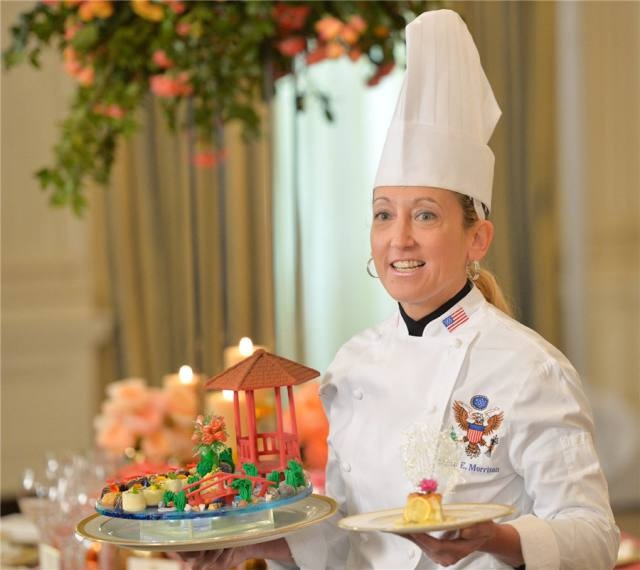 Đầu bếp trưởng phụ trách các món tráng miệng tại Nhà Trắng giới thiệu những món ăn sẽ phục vụ tại buổi tiệc tối. Ảnh: CNTV