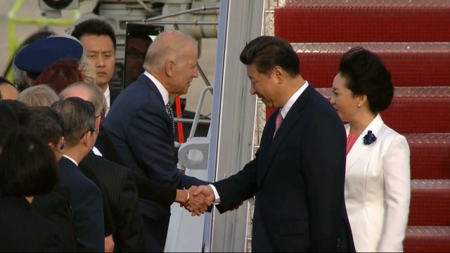 Pho tong thong My don Chu tich Tap Can Binh tai san bay hinh anh