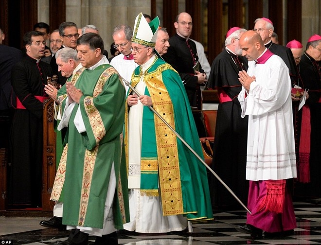 Giáo Hoàng Francis chủ trì buổi cầu nguyện đêm tại nhà thờ St Patrick cho khoảng 2.500 tín đồ. Ảnh: AFP