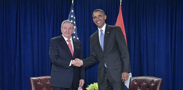 Ong Obama hop song phuong voi Chu tich Cuba Raul Castro hinh anh