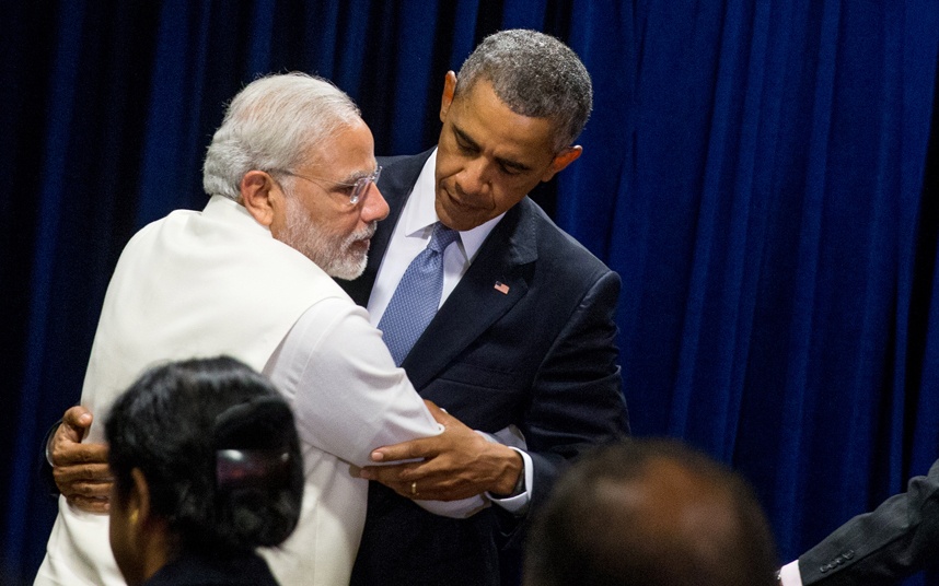 Thủ tướng Ấn Độ Narendra Modi cũng ôm ông Obama trước cuộc họp song phương giữa hai vị lãnh đạo. Ảnh: AP