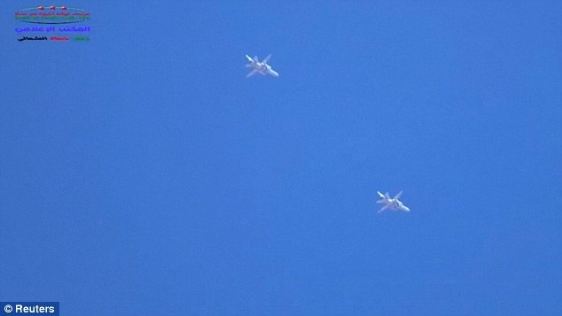 Máy bay chiến đấu Nga bay trên bầu trời tỉnh Hama ở Syria. Khu vực này do những nhóm nổi dậy ôn hòa chiếm giữ.