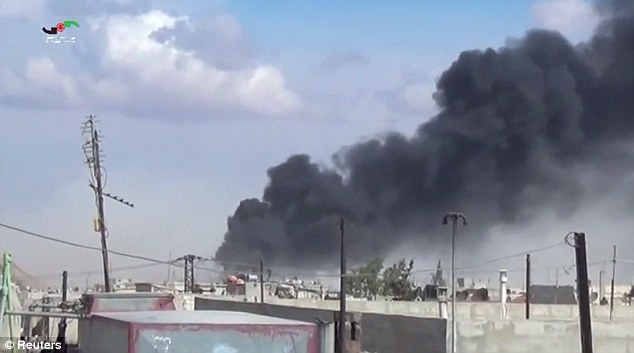 Khói bốc lên sau vụ ném bom của máy bay Nga tại tỉnh Hama. Moscow chỉ thông báo cho Washington về vụ tấn công khoảng 1 tiếng trước khi nó diễn ra.