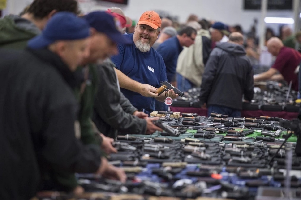 Người dân mua sắm tại Hội chợ súng toàn quốc diễn ra tại Trung tâm triển lãm và hội nghị Dulles, Chantilly, bang Virginia, ngày 3/10. Đây là lần đầu tiên bang sự kiện này diễn ra tại bang Virginia. Trước đó 2 ngày, vụ xả súng ở Cao đẳng Cộng đồng Umpqua (bang Oregon) khiến tranh cãi về sở hữu súng tiếp tục dấy lên trong dư luận Mỹ.