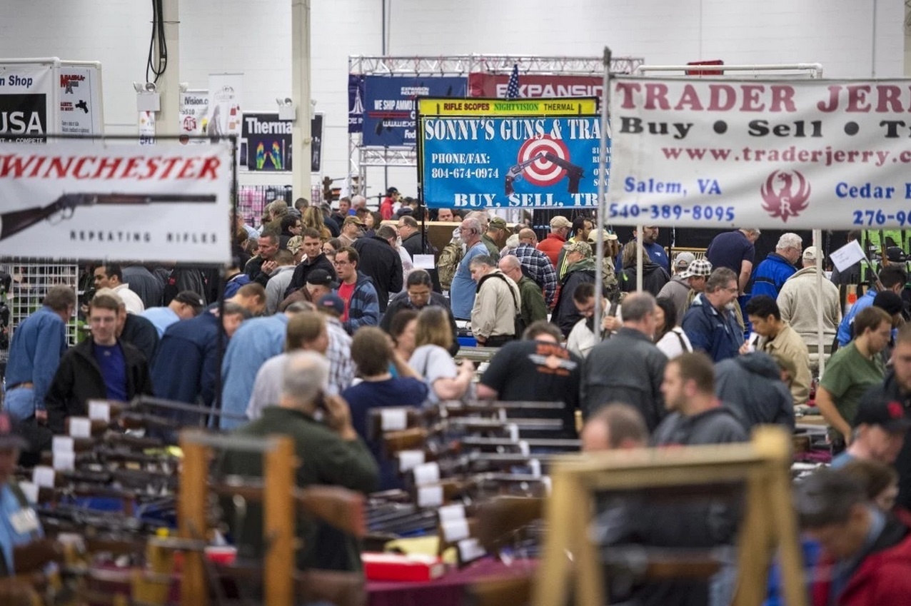 Toàn cảnh hội chợ súng ở bang Virginia. Hàng trăm người bán và hàng nghìn người mua đã tham gia sự kiện này. Phần lớn những người mua súng khẳng định đây là biện pháp tự vệ cần thiết.
