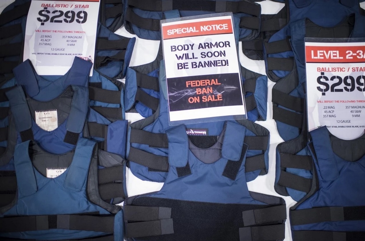 Áo chống đạn cũng được bày bán tại hội chợ. Những người bán cho rằng 