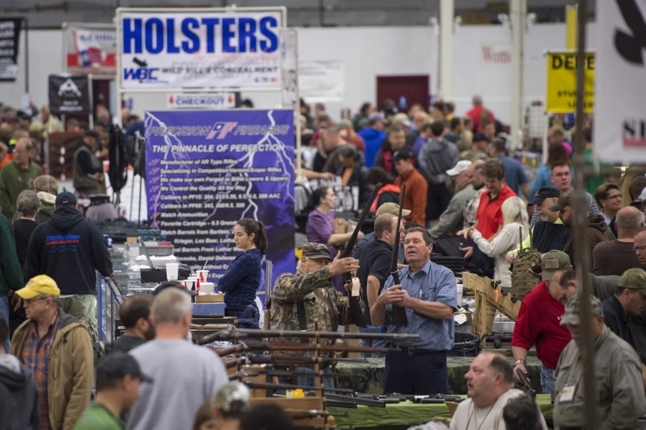 Phần lớn người đến hội chợ để mua súng là nam giới. Tuy nhiên, một số người dẫn theo cả gia đình, ông bà, thậm chí cả con cái. Khảo sát năm 2012 của Huffington Post cho biết, khoảng 34% hộ gia đình Mỹ, tương đương hơn 100 triệu người, sở hữu súng.
