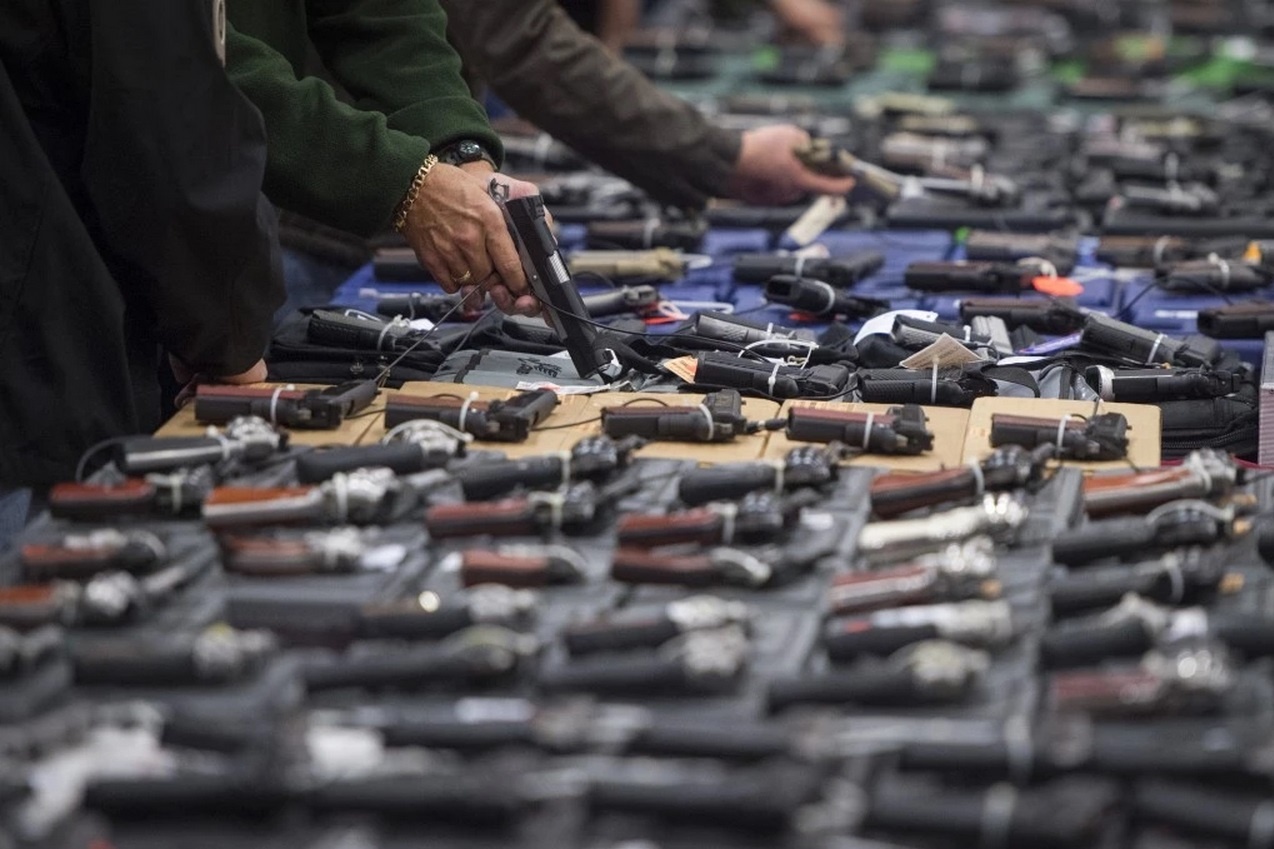 Rất nhiều loại súng được bày bán tại hội chợ như súng máy, súng trường, súng săn, súng lục, súng bán tự động... Những người phản đối việc thắt chặt luật kiểm soát mua bán và sở hữu súng cho rằng, chính người có vũ khí, chứ không phải khẩu súng, là nguyên nhân chính của những vụ thảm sát.