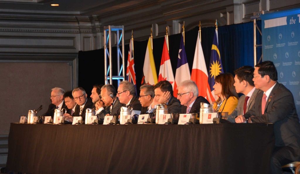 Bộ trưởng Thương mại của 12 nước tham gia đàm phán TPP tại cuộc họp báo đêm 5/10. Ảnh: Express News